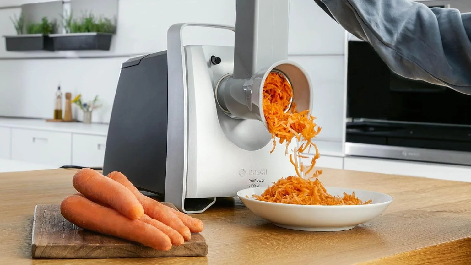 Bosch MFW68660 picando zanahorias en la cocina
