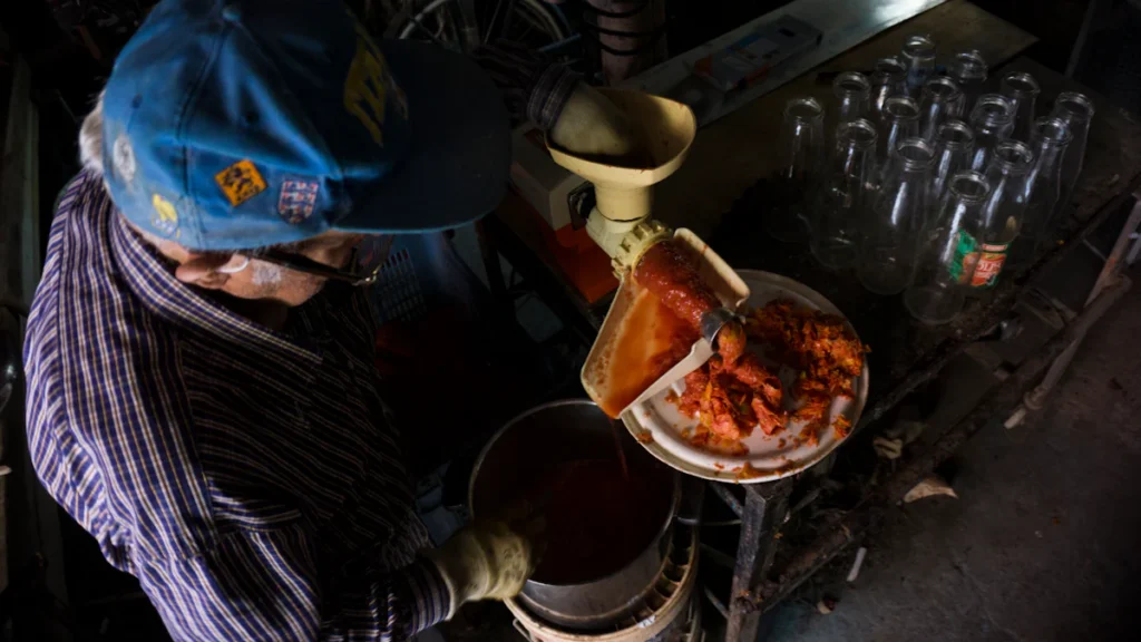 Hombre con picadora de carne eléctrica trabajando